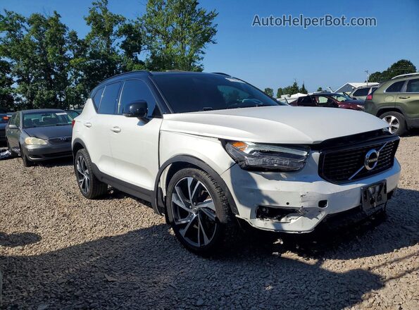 YV4162UM1M2616857 2021 VOLVO XC40 White Front right