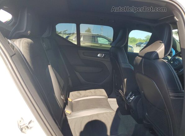 YV4162UM1M2616857 2021 VOLVO XC40 White Rear interior view