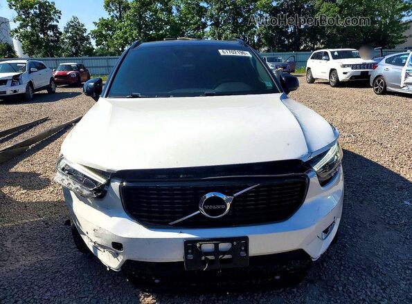 YV4162UM1M2616857 2021 VOLVO XC40 White Front view