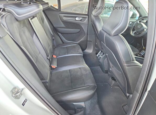 YV4162UM9M2541566 2021 VOLVO XC40 White Սալոնի հետևի տեսք