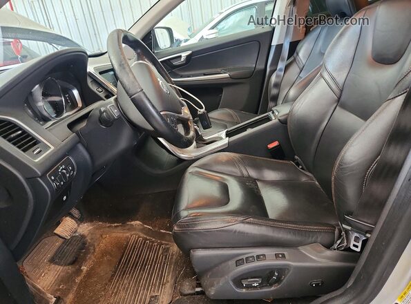 YV440MRR9H2107992 2017 VOLVO XC60 Silver Widok wnętrza z przodu