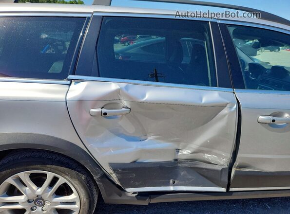 YV4612NK2G1270622 2016 VOLVO XC70 Silver Rear interior view
