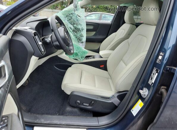 YV4L12UC3T2805460 2026 VOLVO XC40 Blue Front interior view