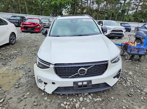 YV4L12UC4S2472023 2025 VOLVO XC40 White Front view
