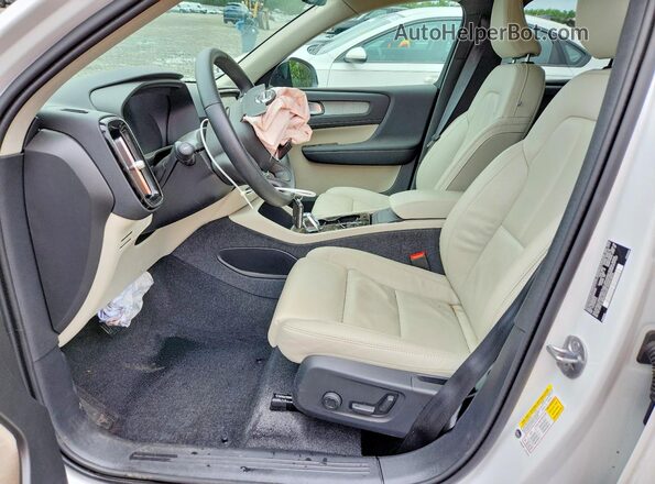 YV4L12UC4S2472023 2025 VOLVO XC40 White Front interior view
