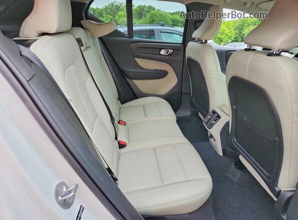 YV4L12UC4S2472023 2025 VOLVO XC40 White Rear interior view