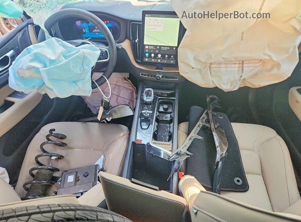 YV4M12RCXT1486447 2026 VOLVO XC60 Серебряный Вид панели приборов