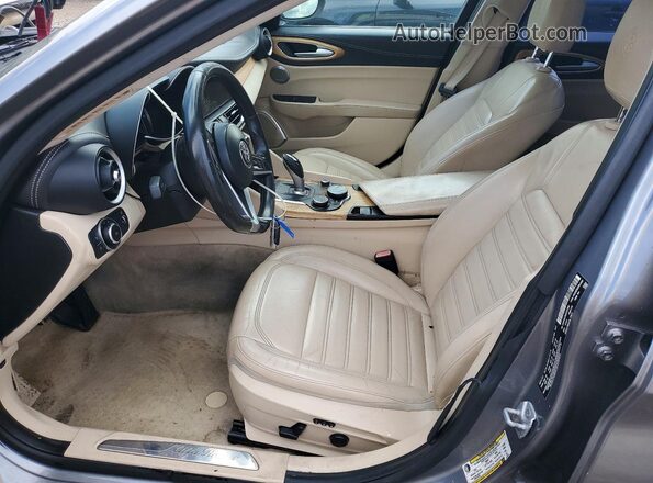 ZARFAECN3H7537000 2017 ALFA ROMEO GIULIA Серебряный Вид салона спереди