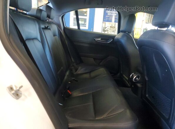 ZARFAEDN0H7547482 2017 ALFA ROMEO GIULIA White Widok tylnych siedzeń