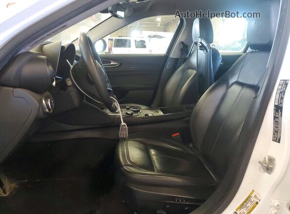 ZARFAEDN0H7547482 2017 ALFA ROMEO GIULIA White Widok wnętrza z przodu