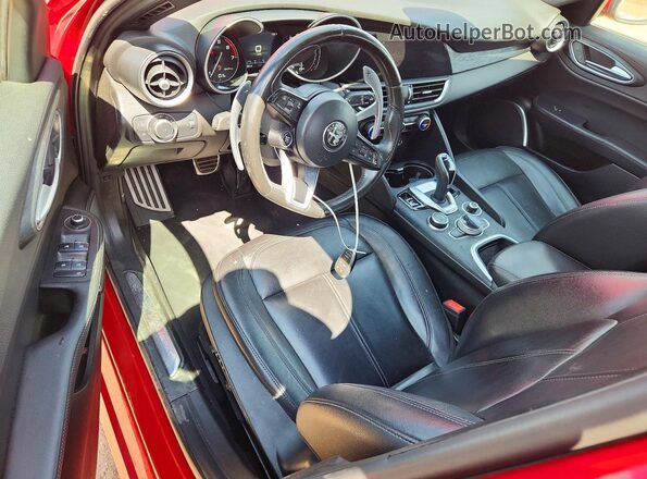 ZARFAMAN8N7659277 2022 ALFA ROMEO GIULIA Red Widok deski rozdzielczej