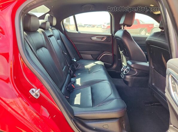 ZARFAMAN8N7659277 2022 ALFA ROMEO GIULIA Red Widok tylnych siedzeń