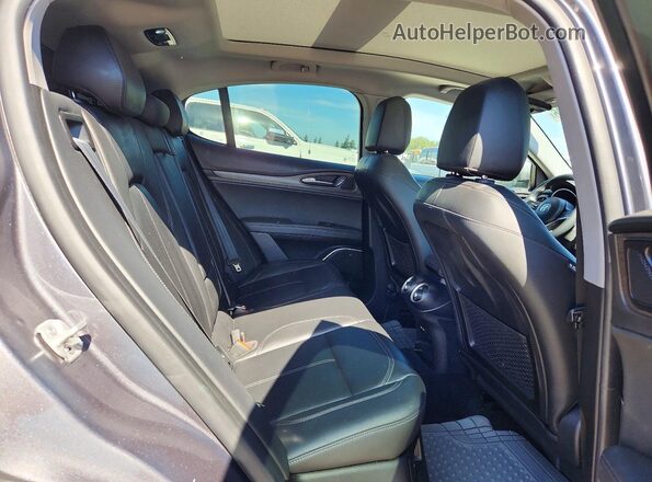 ZASFAKBN4J7B96374 2018 ALFA ROMEO STELVIO Серый Вид задней части салона