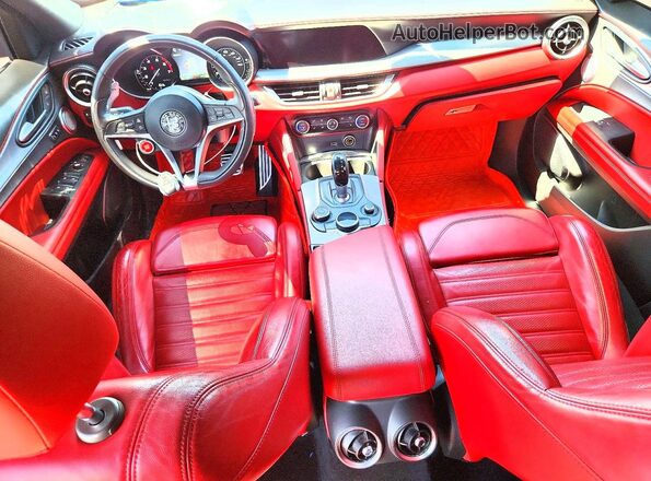 ZASFAKNN5J7C19933 2018 ALFA ROMEO STELVIO Black Dashboard view