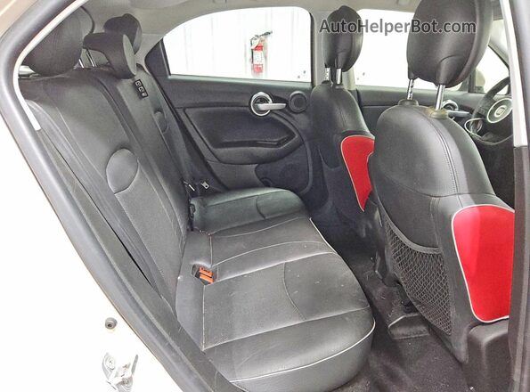 ZFBCFXDTXGP349079 2016 FIAT 500X Cream Vista interior trasera