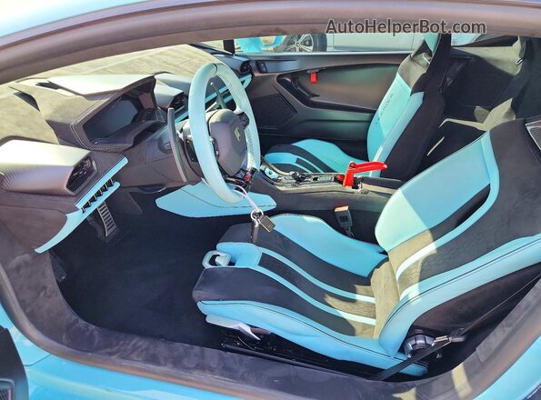 ZHWUB6ZF2PLA22610 2023 LAMBORGHINI HURACAN Бирюзовый Вид салона спереди