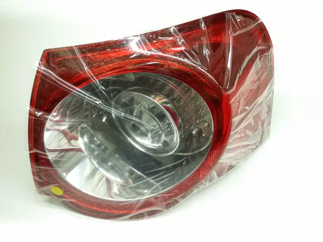 Tail Lamp Assembly 3C9-945-096-P - View 3