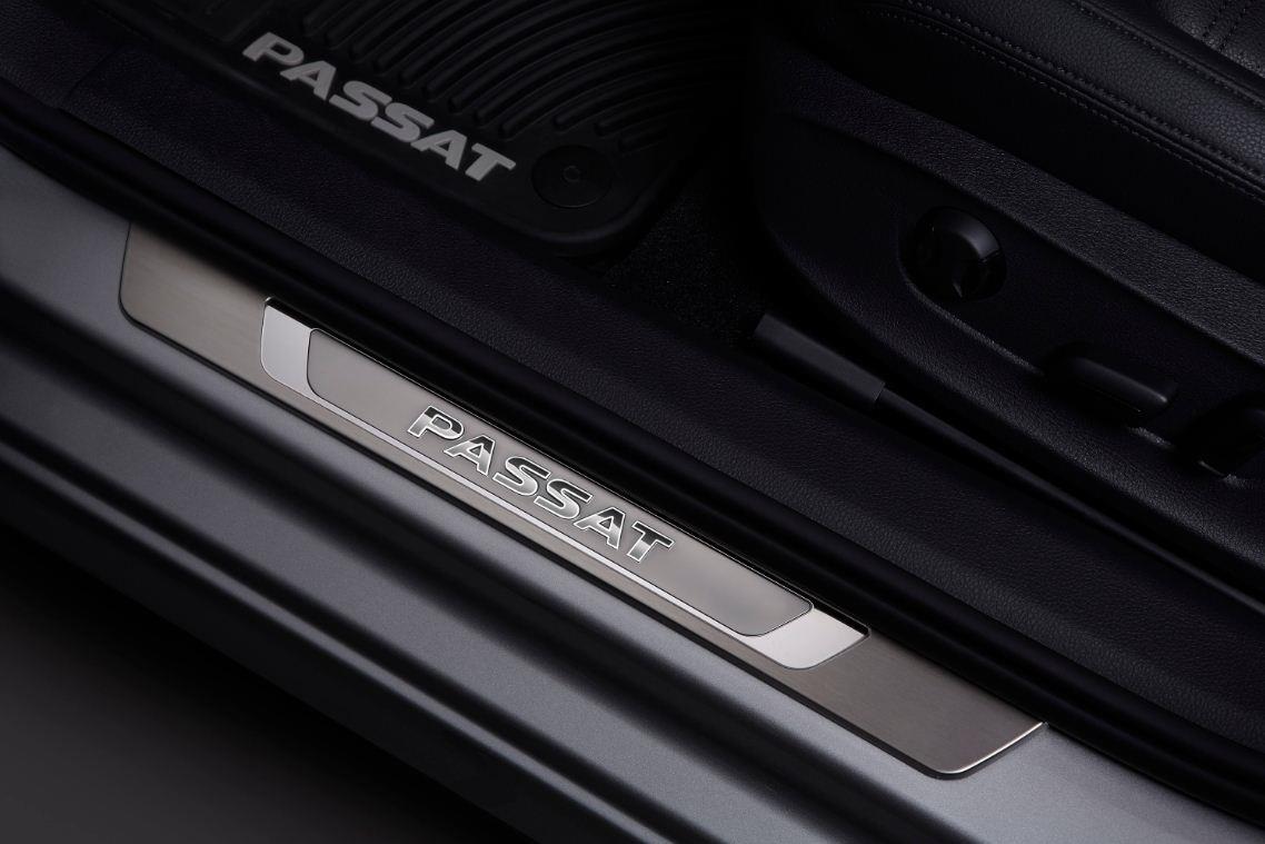 Illuminated Door Sill 561-071-300