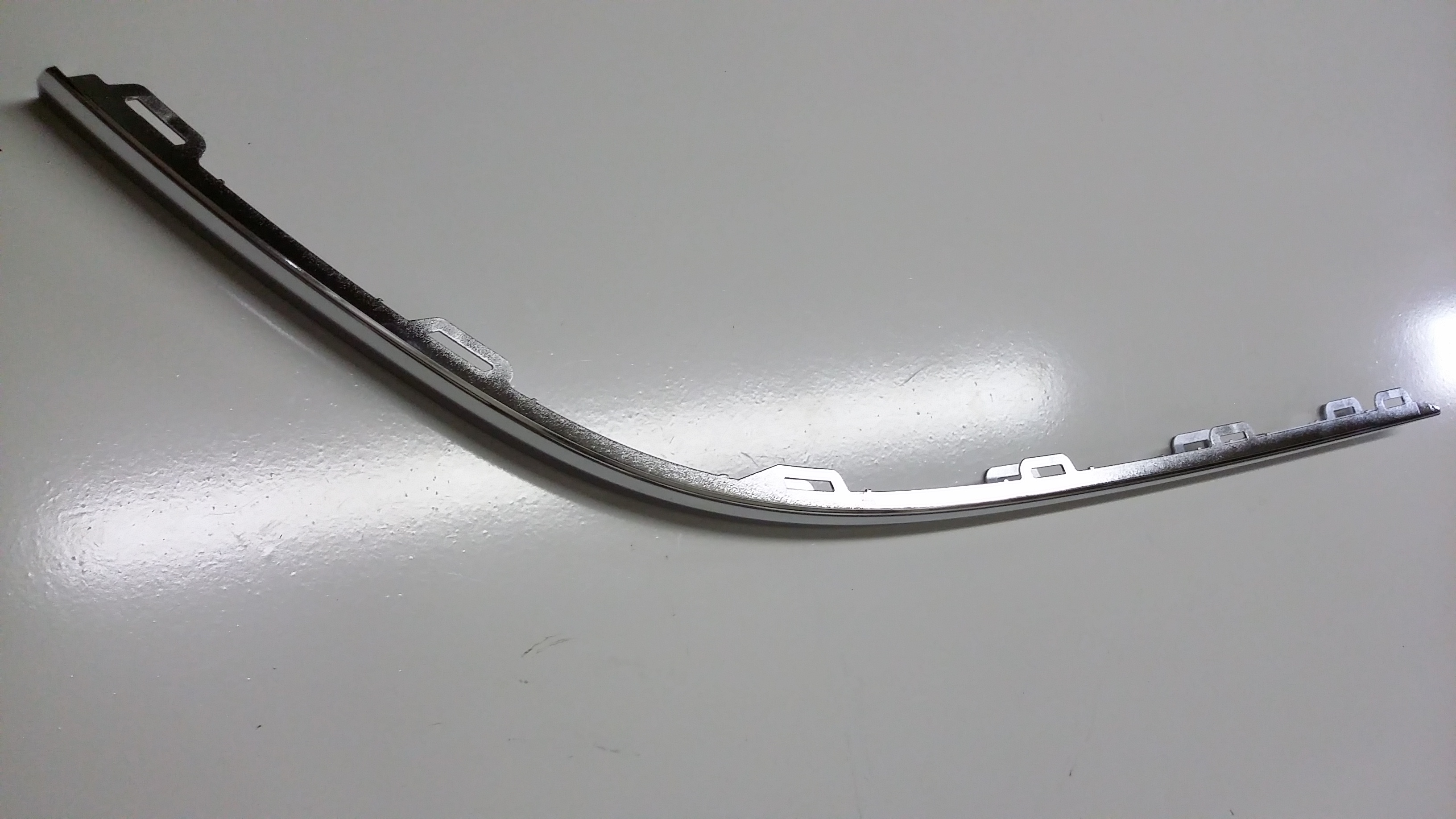 Outer Molding 561-807-460-2ZZ - View 2